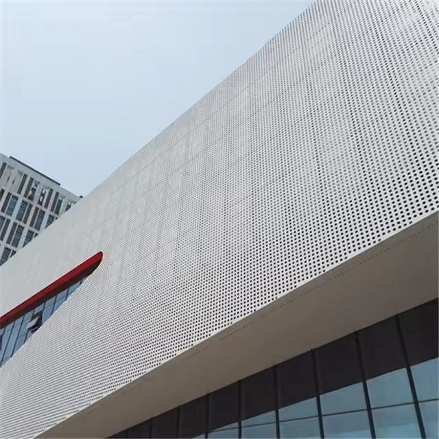 Sistema di rivestimento in alluminio ignifugo di grado A con elevato isolamento acustico e colore bianco