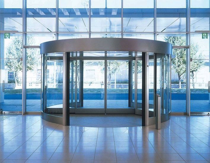 Porta girevole automatica a due ali Yiwan con varie opzioni di decorazione superficiale