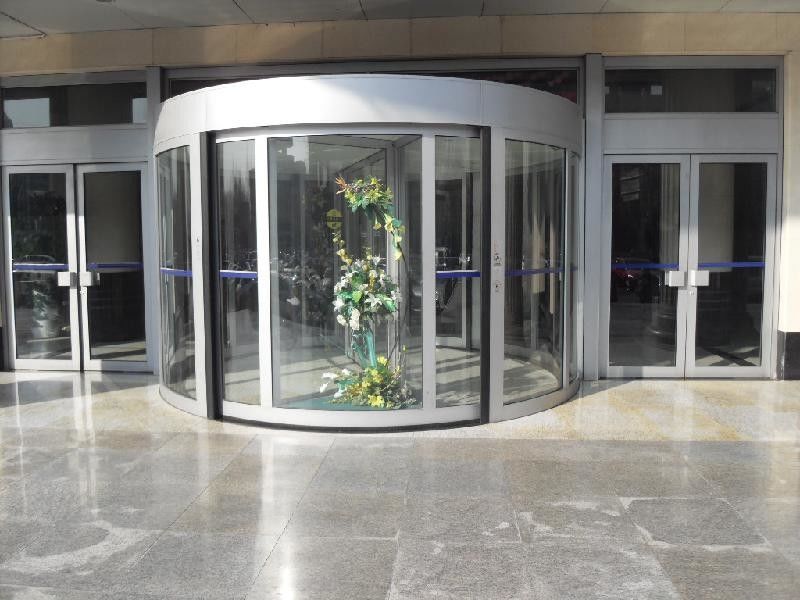 Porta girevole automatica a due ali per grandi edifici commerciali dall'aspetto nobile
