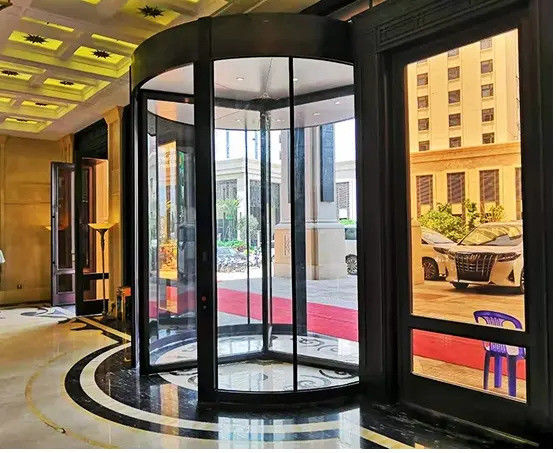 Porta girevole conveniente e automatica per l'accesso sicuro e moderno agli edifici commerciali