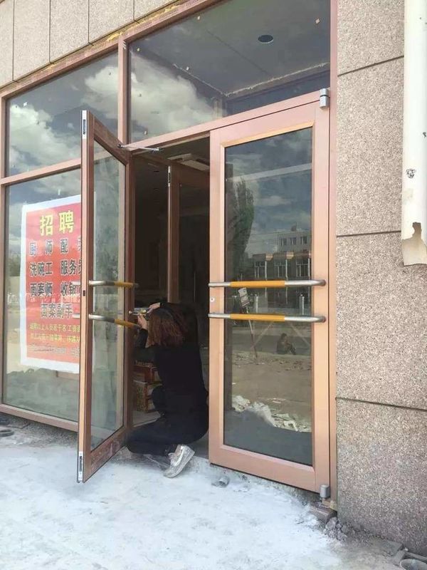Porta principale di un negozio KFC