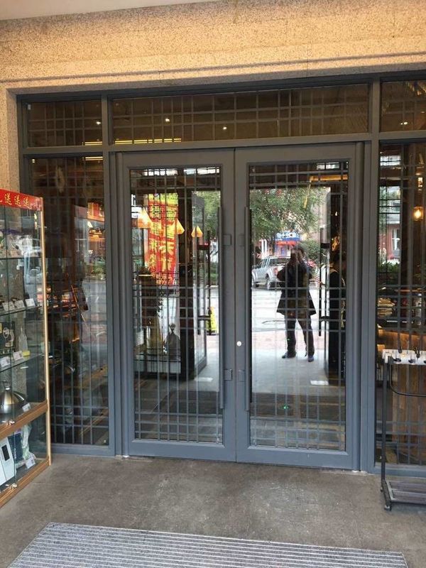 Porta principale di un negozio KFC