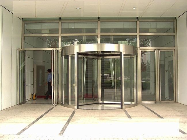 Trasforma il tuo ingresso con la nostra porta girevole automatica all'avanguardia
