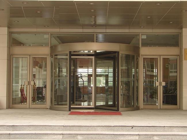 Trasforma il tuo ingresso con la nostra porta girevole automatica all'avanguardia
